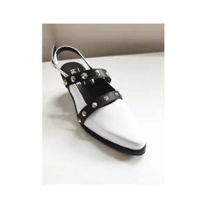Zapato Horma en Punta Correas Tachas Piramides Cuero Blanco